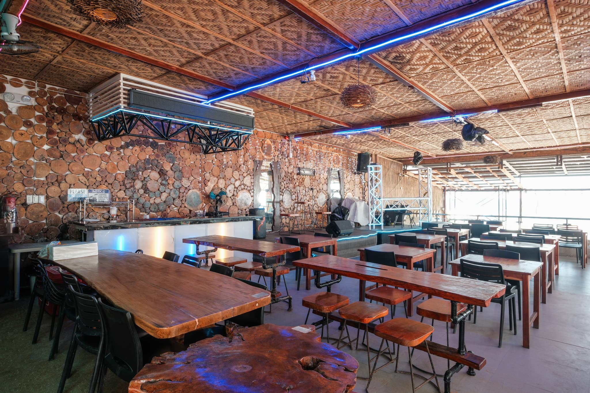 Dining experience by the beach